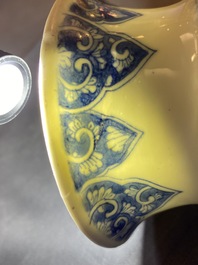Une paire de vases de forme rouleau en porcelaine de Chine en bleu et blanc, Kangxi